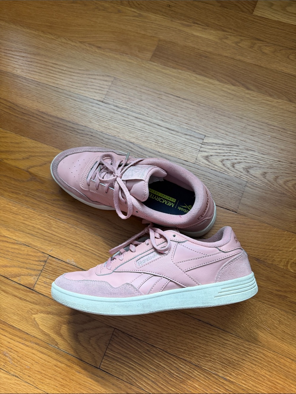 Women’s Reebok Classic Sneakers 🧍‍♀️ 🚶‍♀️